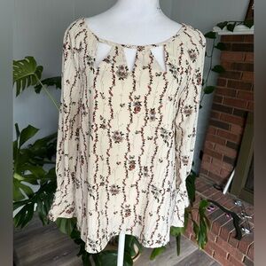 🛍️V ery j  creamy color with floral print blouse with ruffle sleeve excellent